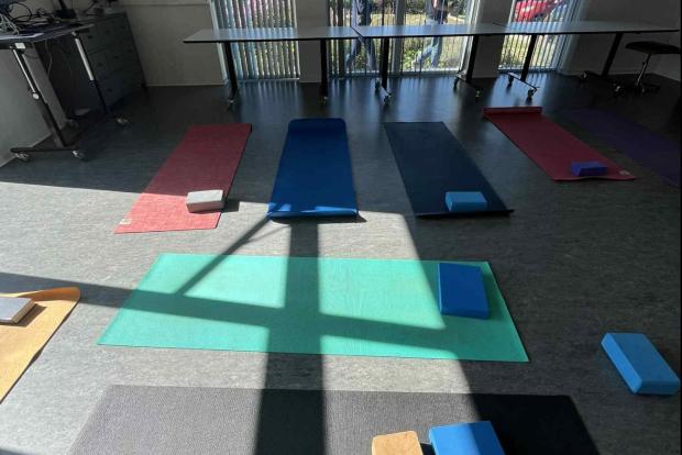 Yoga i den store sal
